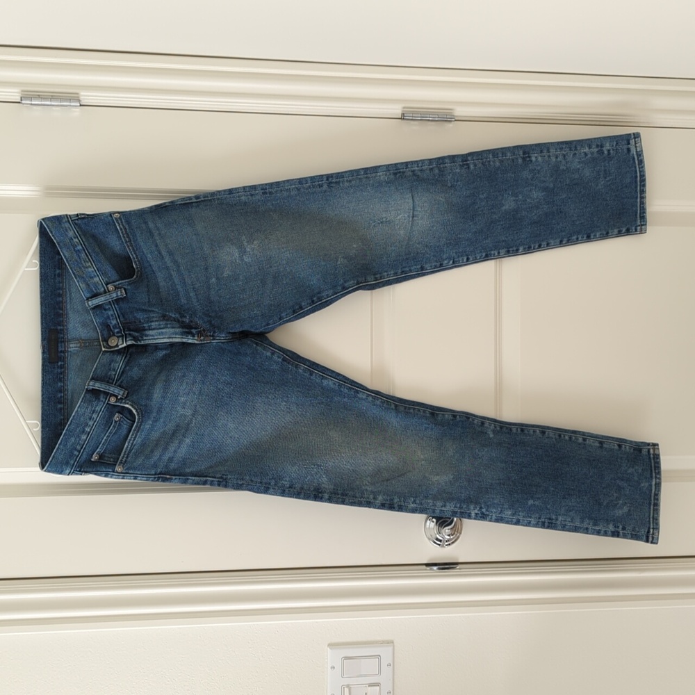 Uniqlo Men Slim Straight Medium Wash Distressed Jeans